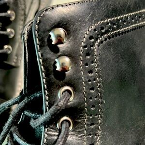 Men’s Bass wingtip boots size 10 black.